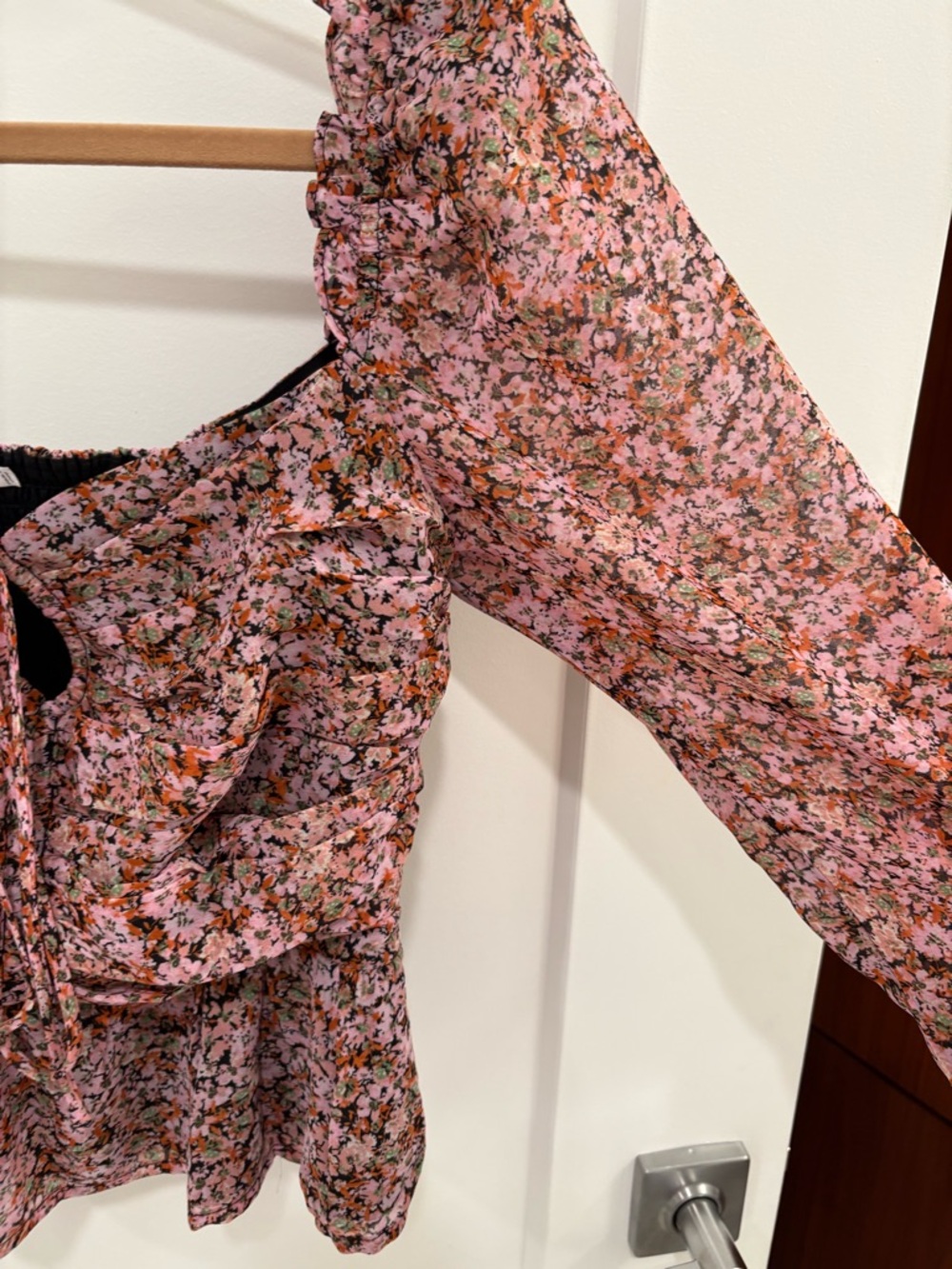 ASTR The Label Toni Keyhole Square Neck Smocked Floral Chiffon Blouse Size M - Picture 7 of 14